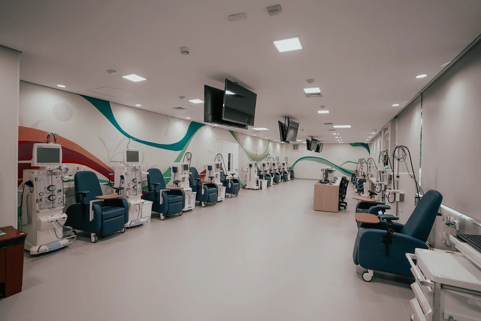 Sala de hemodiálise da Unimed Araçatuba, com poltronas e equipamentos enfileirados